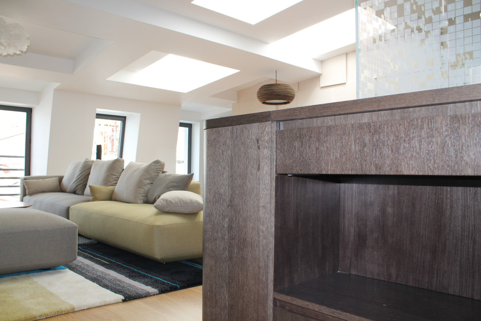 Aménagement d'un grand salon contemporain avec un mur blanc, un sol en bois brun, aucune cheminée, un sol beige, un plafond à caissons et boiseries.