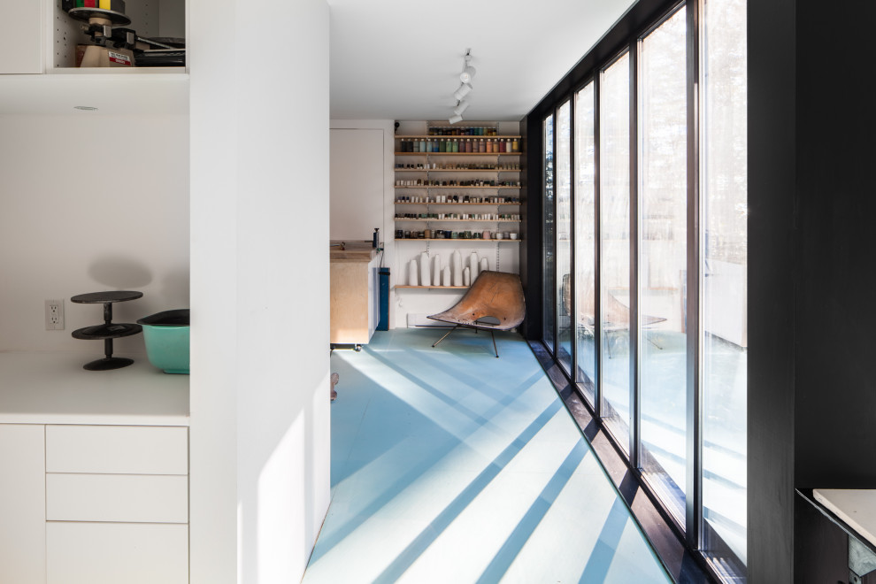 Свежая идея для дизайна: домашняя мастерская в современном стиле с белыми стенами, бетонным полом и синим полом - отличное фото интерьера