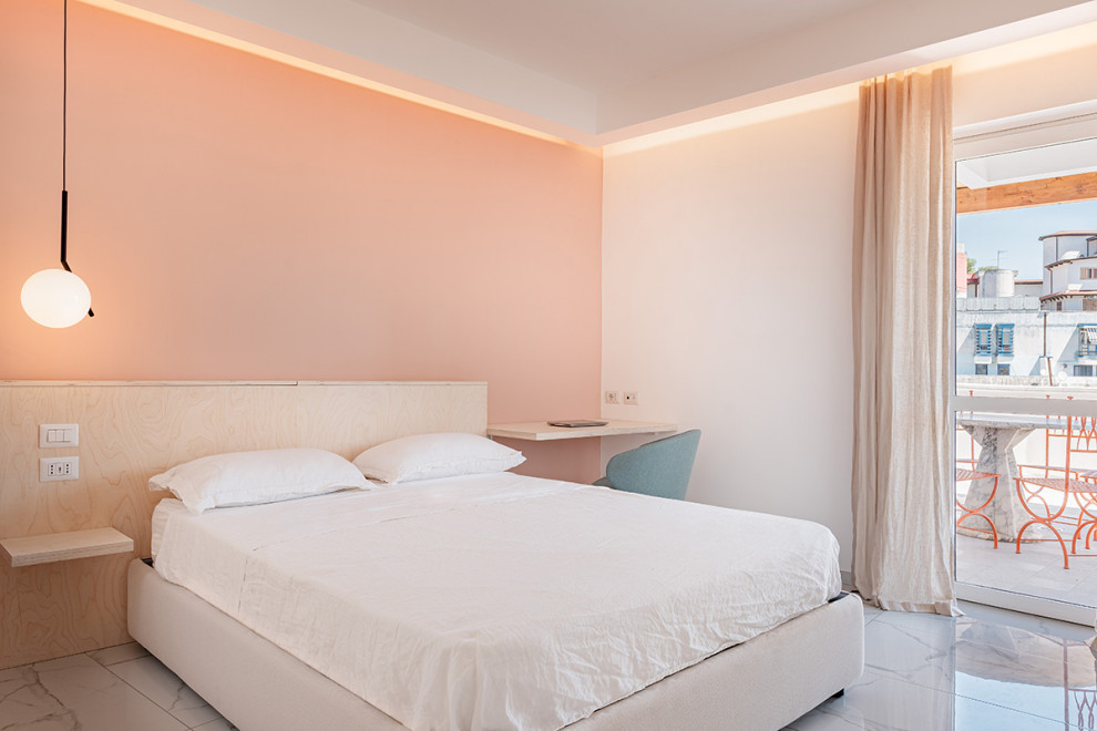Стильный дизайн: хозяйская спальня в современном стиле с розовыми стенами, полом из керамогранита, белым полом и рабочим местом - последний тренд