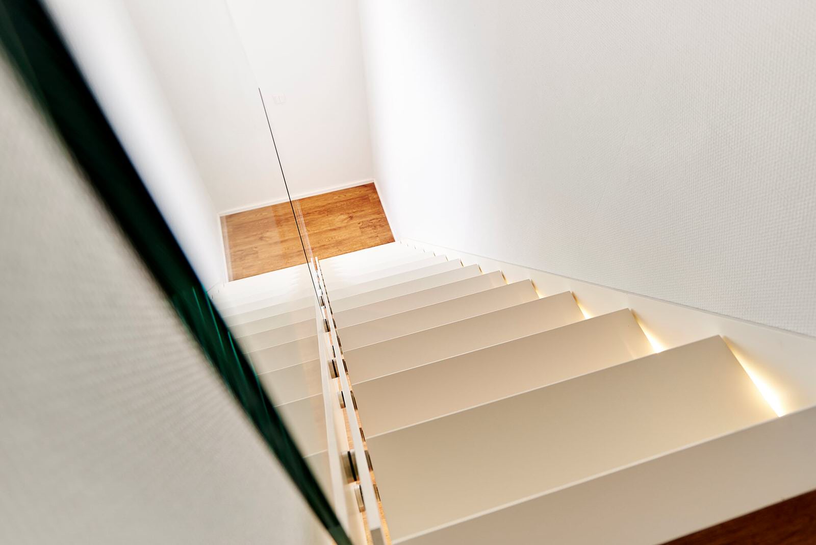 Лестница на тетиве со стеклянным ограждением