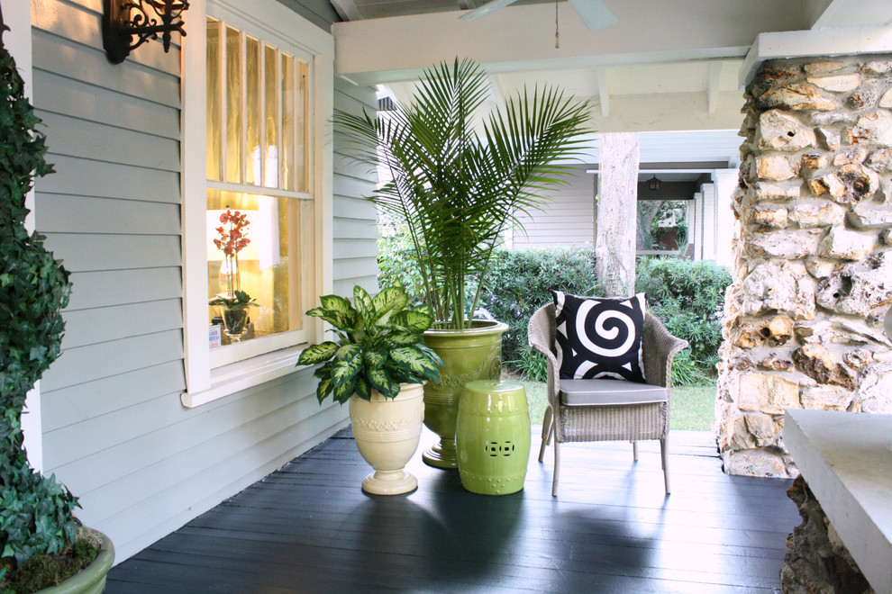 Photo of a transitional front yard verandah in Tampa.