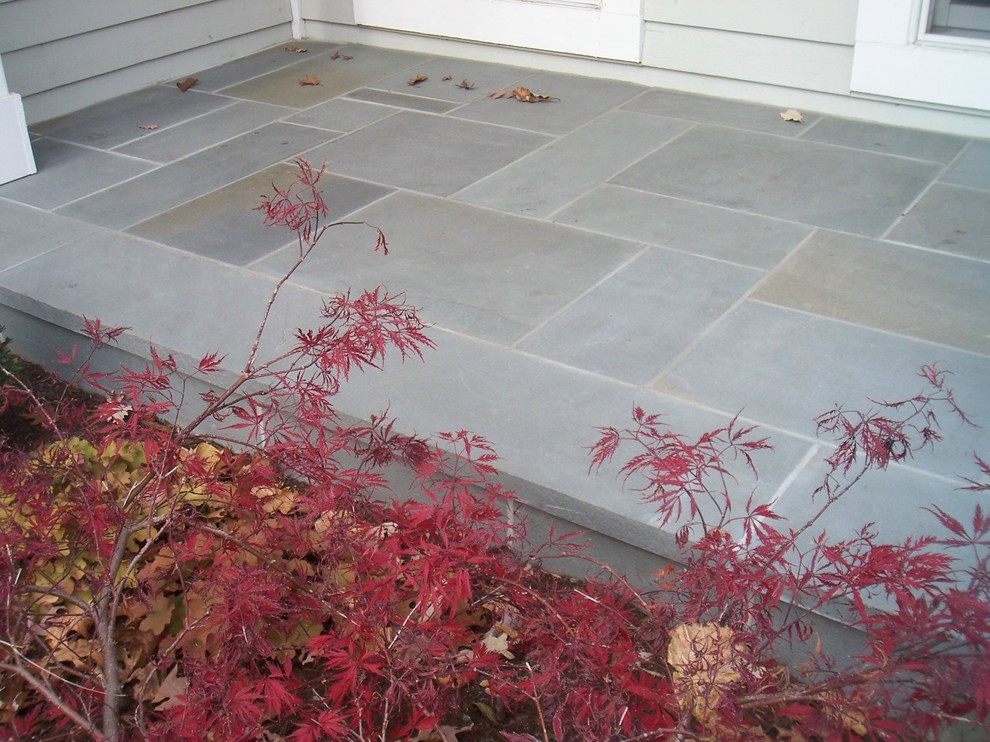 Design ideas for a mid-sized traditional front yard partial sun garden for fall in Indianapolis with natural stone pavers.