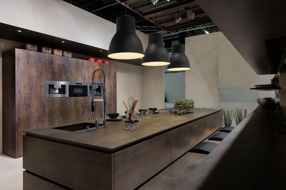 Foto de cocina comedor minimalista de tamaño medio con suelo de baldosas de porcelana