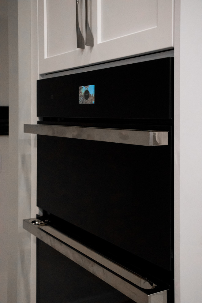 Transitional home design photo in Miami
