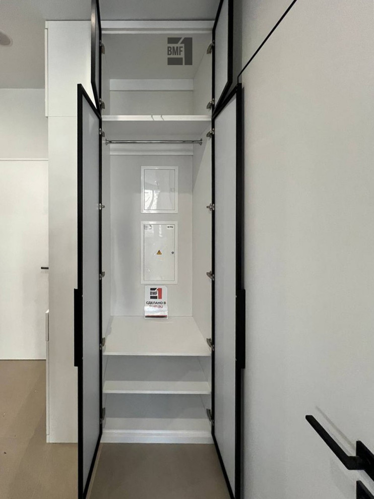 Узкий шкаф в прихожую в современном стиле