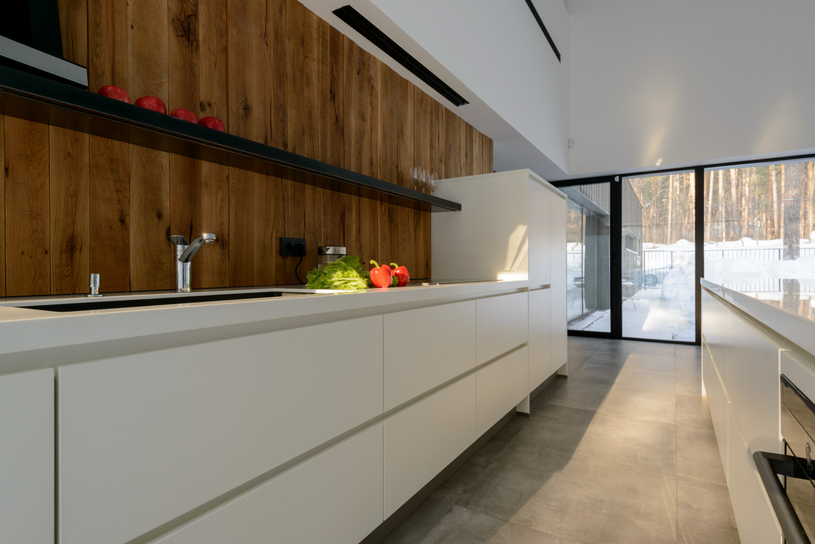 Белоснежная кухня с островом для дизайнера