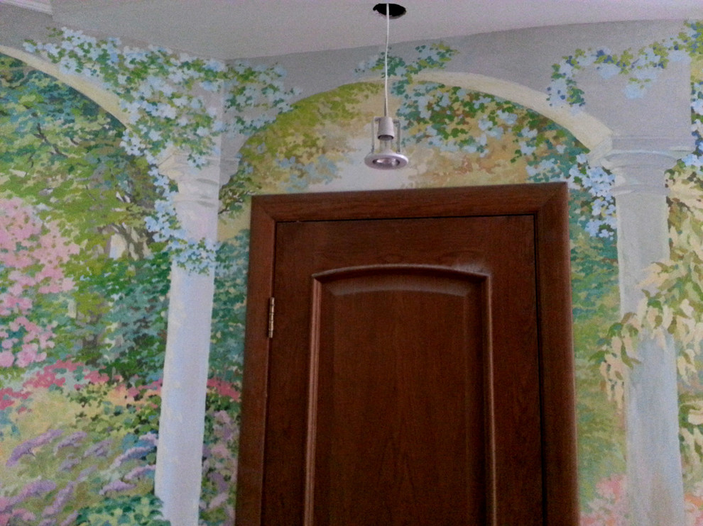 Комбинация светящихся красок и традиционной живописи