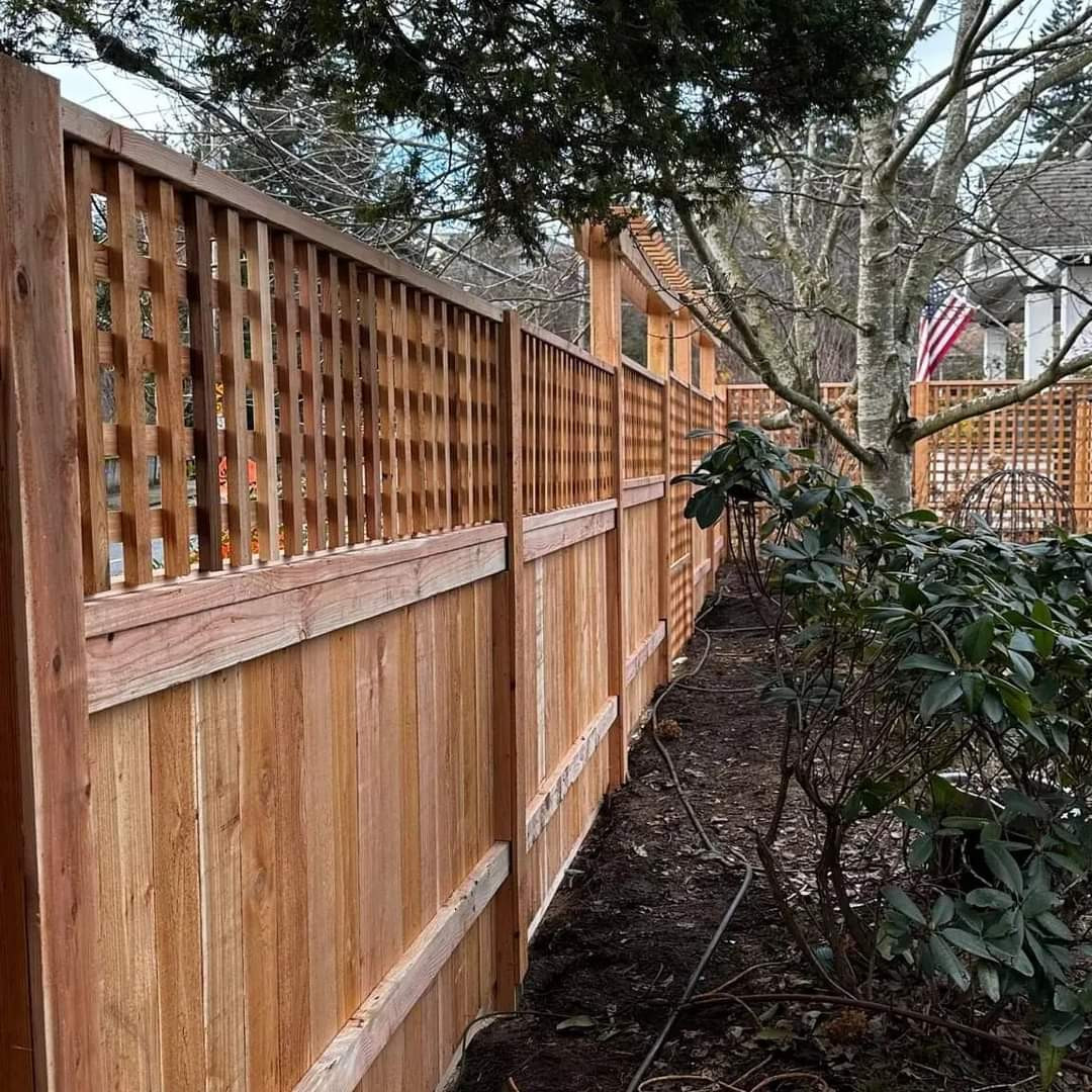 Costum fence with treillice and square lattice