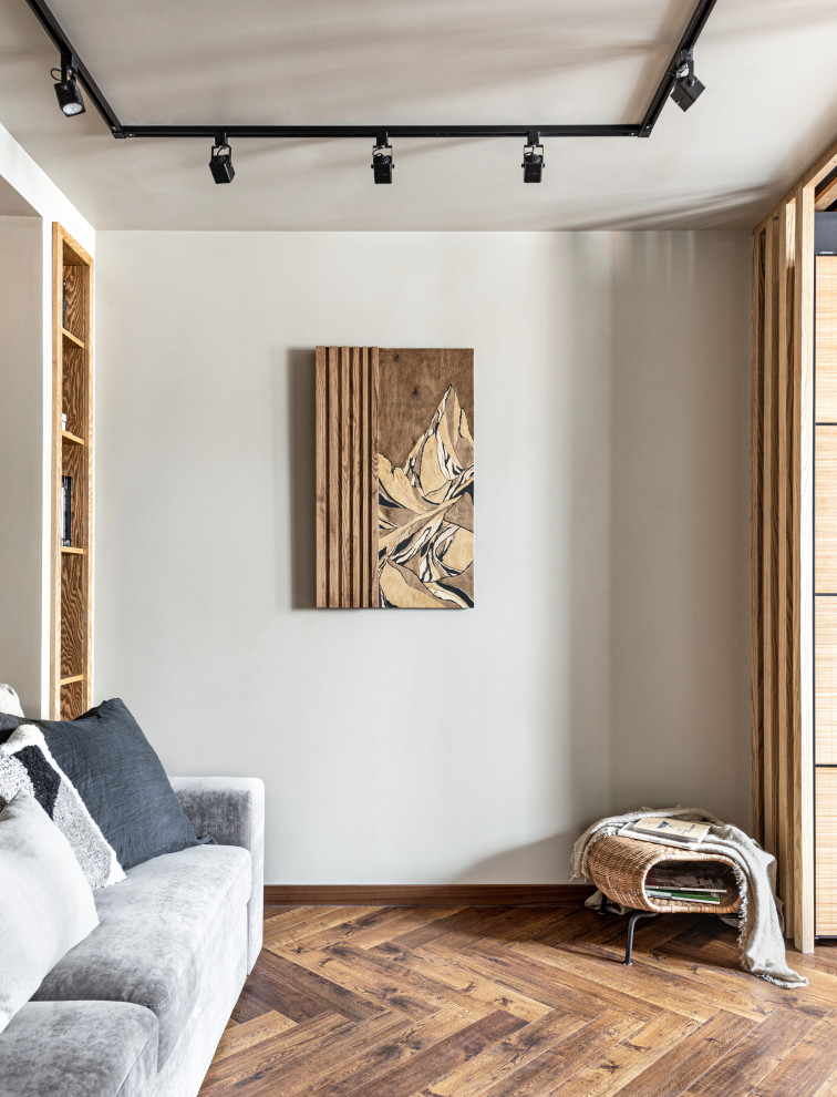 Идея дизайна: маленькая гостиная комната в современном стиле с зелеными стенами, полом из ламината, отдельно стоящим телевизором, зоной отдыха и коричневым полом без камина для на участке и в саду
