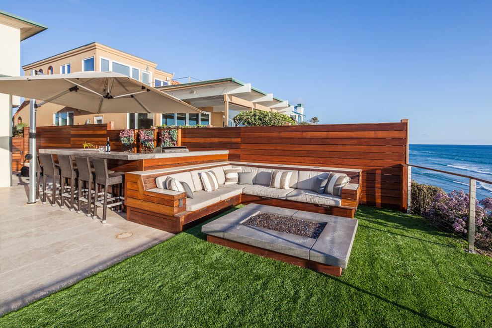 Design ideas for a contemporary backyard garden in San Diego.