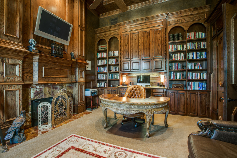 Traditional home office in Dallas.