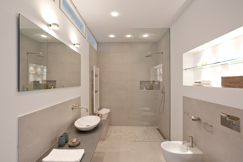 Design ideas for a mid-sized contemporary 3/4 bathroom in Berlin with gray tile, white walls, an open shower, a bidet, ceramic tile, ceramic floors, a vessel sink and an open shower.