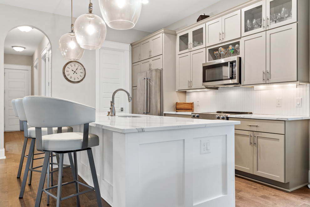 This is an example of a modern kitchen in Charleston.