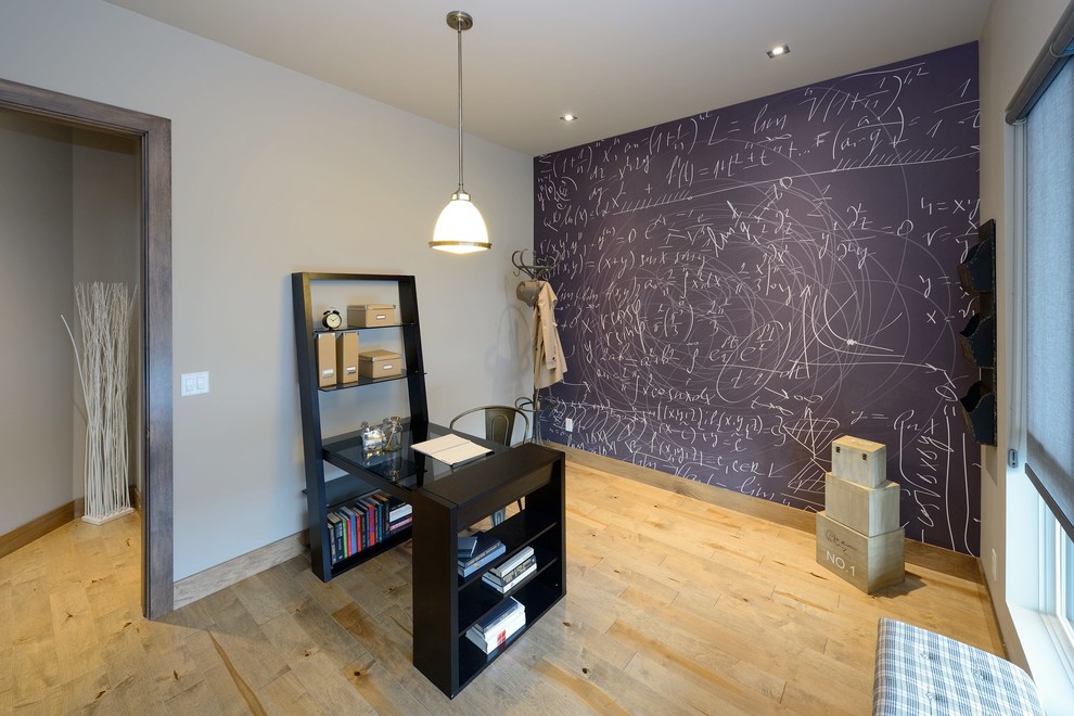 Photo of a contemporary home office in Calgary with grey walls.