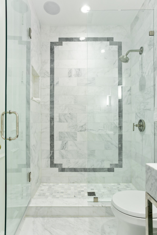 Пример оригинального дизайна: маленькая ванная комната в классическом стиле с фасадами островного типа, серыми фасадами, душем в нише, унитазом-моноблоком, серой плиткой, мраморной плиткой, белыми стенами, мраморным полом, душевой кабиной, врезной раковиной, мраморной столешницей, серым полом, душем с распашными дверями, серой столешницей, нишей, тумбой под одну раковину, напольной тумбой и панелями на стенах для на участке и в саду