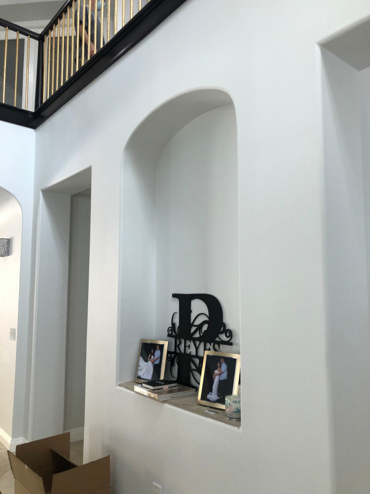 Esempio di un piccolo ingresso o corridoio moderno con pareti bianche, pavimento in gres porcellanato, pavimento beige, soffitto in legno e pareti in legno
