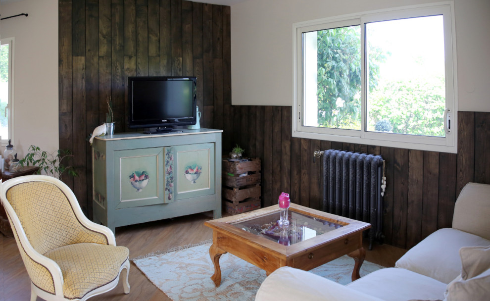 Exemple d'un salon rétro de taille moyenne et ouvert avec un mur beige, un sol en vinyl, aucune cheminée, un téléviseur fixé au mur, un sol marron et du lambris.