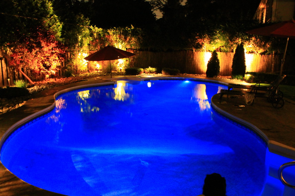 Example of an island style pool design in Toronto
