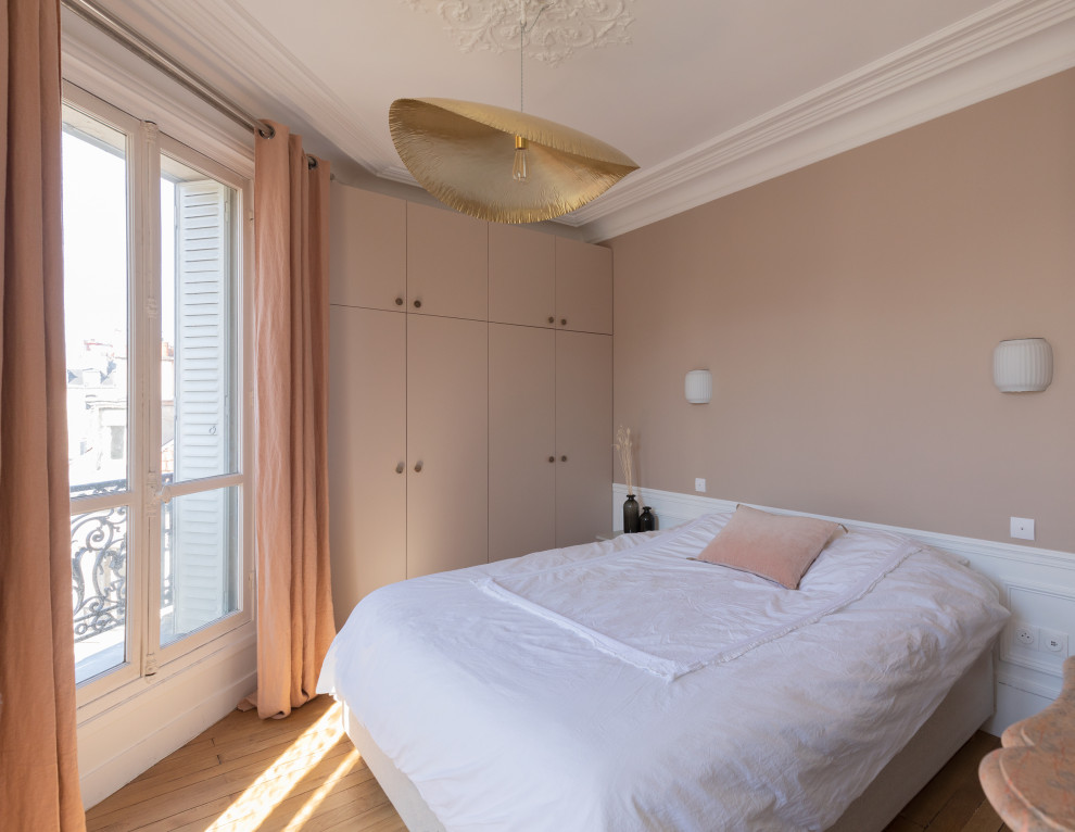 Пример оригинального дизайна: хозяйская спальня среднего размера, в белых тонах с отделкой деревом в стиле модернизм с розовыми стенами, паркетным полом среднего тона, стандартным камином, фасадом камина из камня и коричневым полом