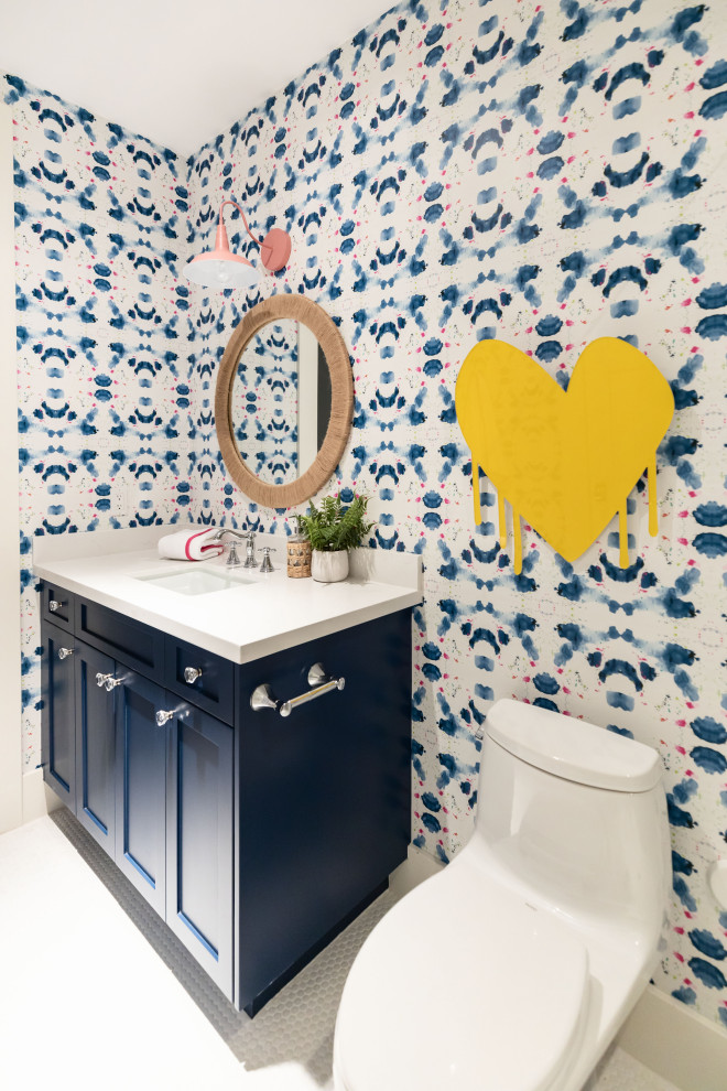 Idéer för mellanstora maritima badrum, med blå skåp och mosaikgolv