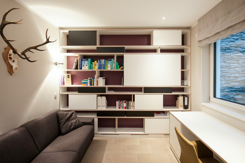 Mittelgroßes Modernes Untergeschoss mit weißer Wandfarbe, Keramikboden und grauem Boden in München