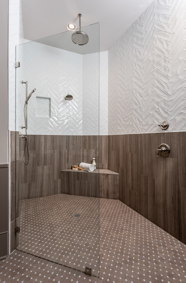 他の地域にある広いラスティックスタイルのおしゃれなマスターバスルーム (オープン型シャワー、オープンシャワー、ニッチ、独立型洗面台) の写真