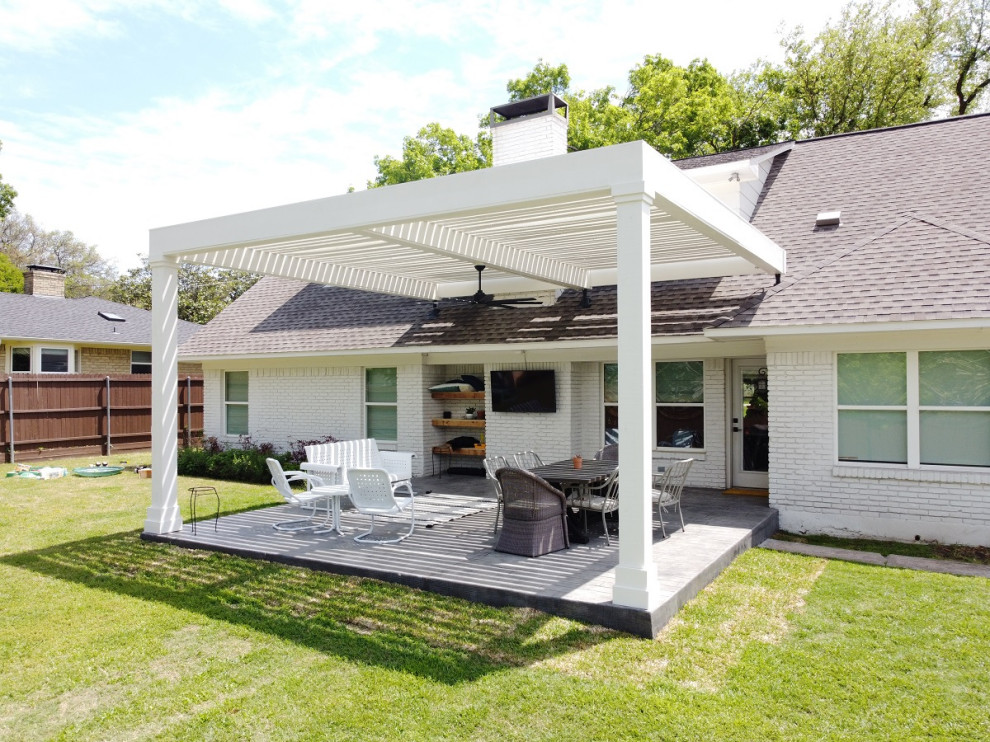 Esempio di un grande patio o portico minimalista dietro casa con cemento stampato e una pergola