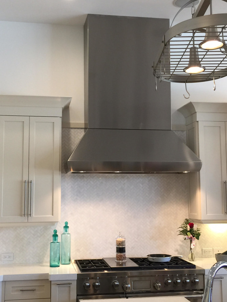 Example of a mid-sized transitional l-shaped porcelain tile and beige floor eat-in kitchen design in Miami with shaker cabinets, beige cabinets, white backsplash, mosaic tile backsplash, stainless steel appliances, an undermount sink, granite countertops and an island