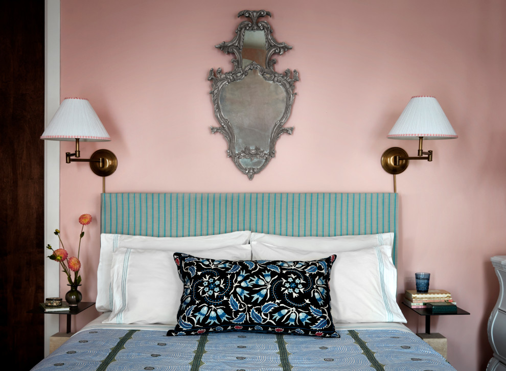 Mittelgroßes Klassisches Hauptschlafzimmer mit rosa Wandfarbe, dunklem Holzboden, Kamin, Kaminumrandung aus Backstein und braunem Boden in New York