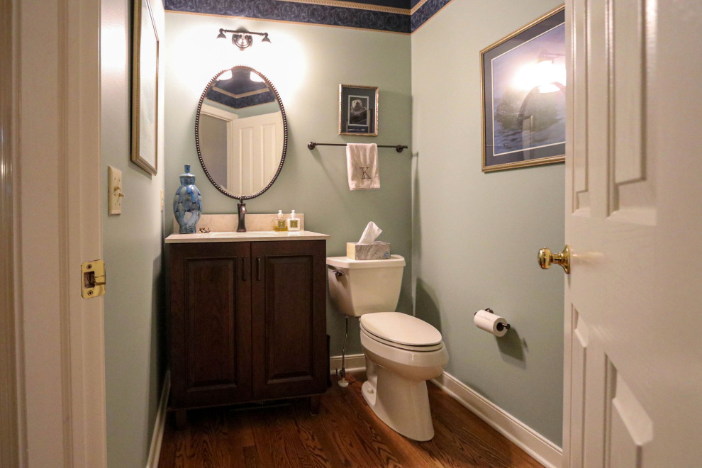 Inspiration för små beige toaletter, med luckor med upphöjd panel, skåp i mörkt trä, en toalettstol med separat cisternkåpa, gröna väggar, mörkt trägolv, ett undermonterad handfat och bänkskiva i kvarts