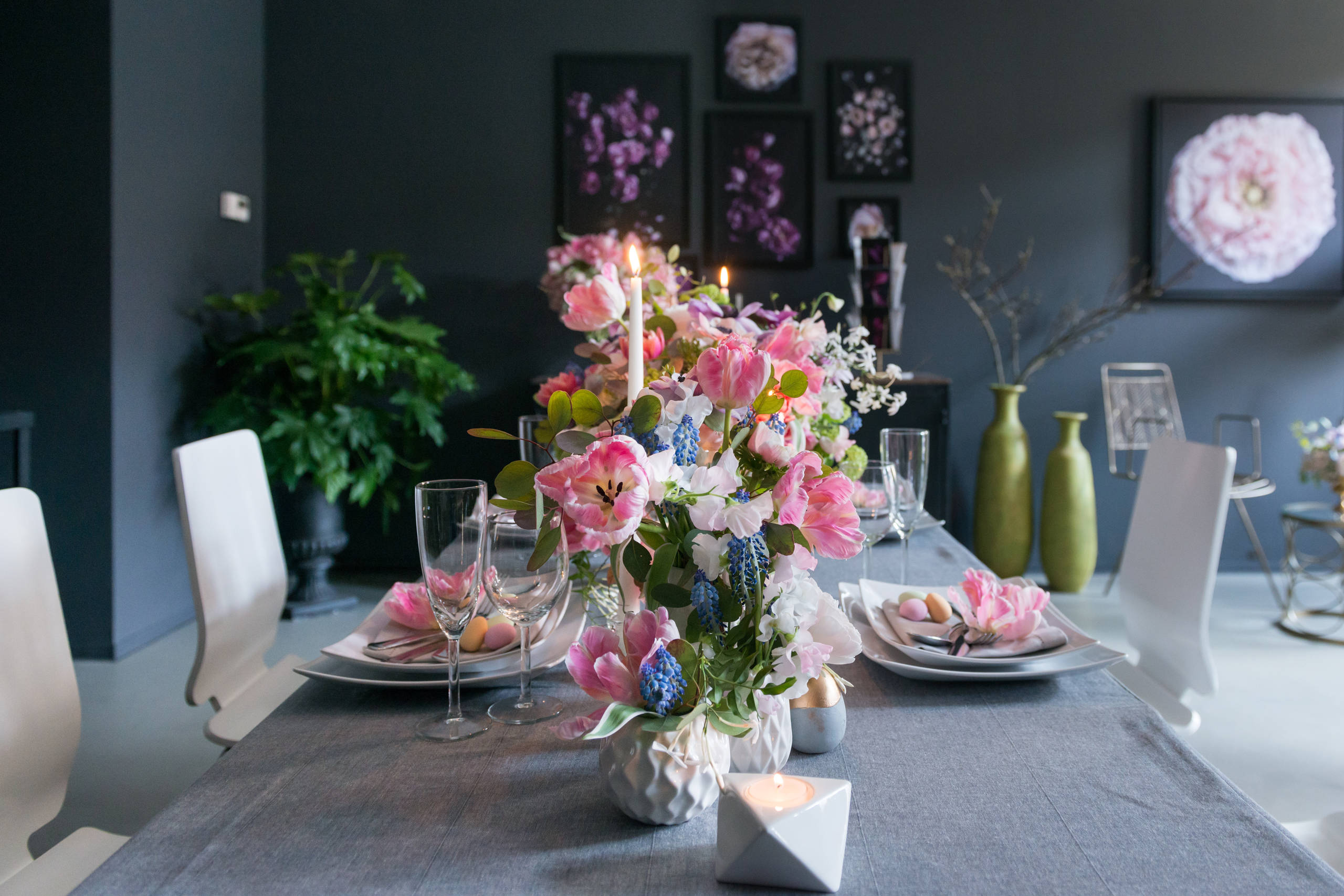 Üppig und festlich: Eine Tischdeko für Ostern mit Blumen