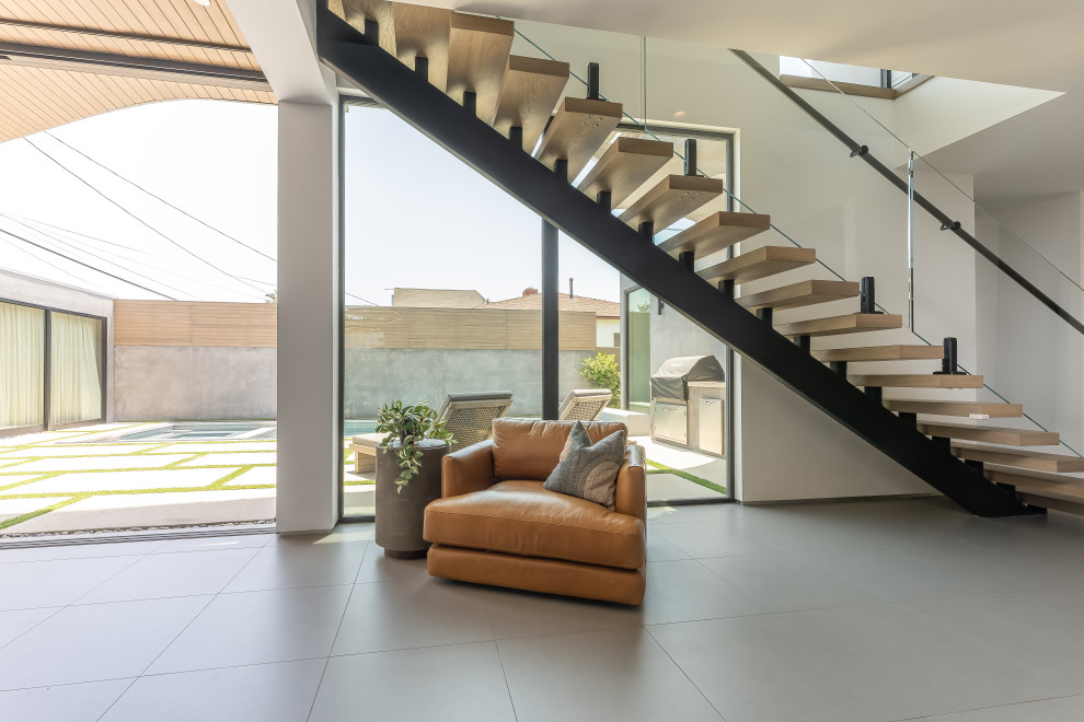 Источник вдохновения для домашнего уюта: большая деревянная лестница на больцах в современном стиле с металлическими ступенями и стеклянными перилами