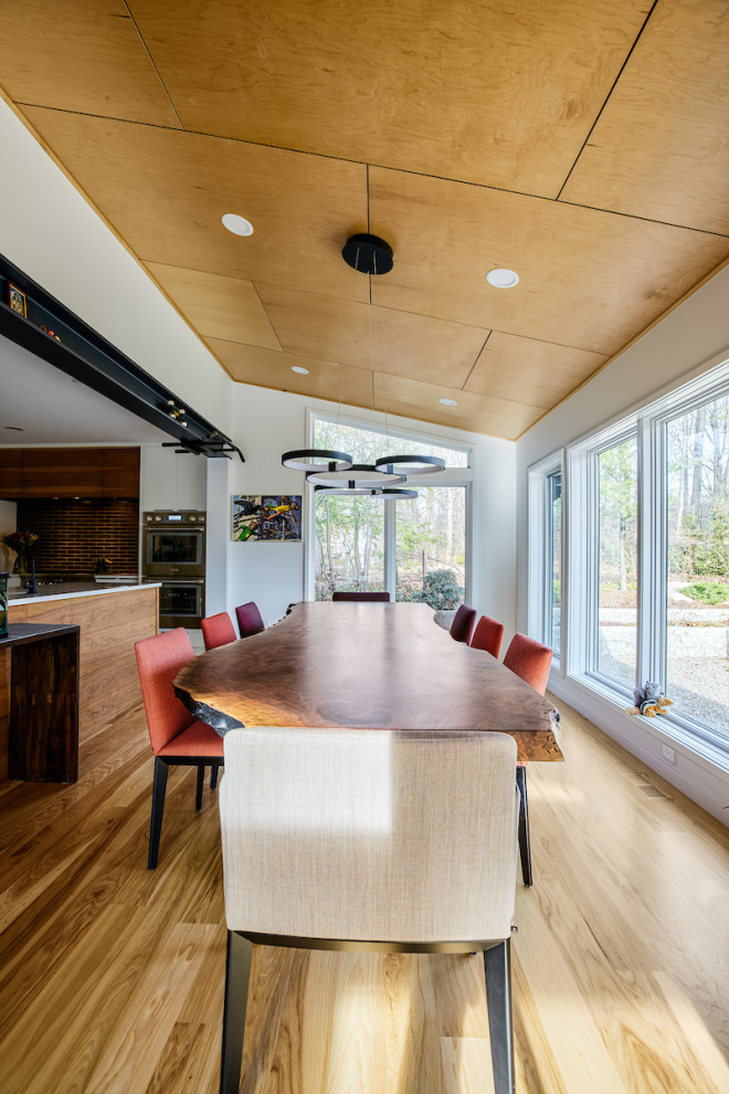 Ispirazione per una sala da pranzo aperta verso la cucina moderna di medie dimensioni con pareti bianche, pavimento in legno massello medio, pavimento beige e soffitto in legno