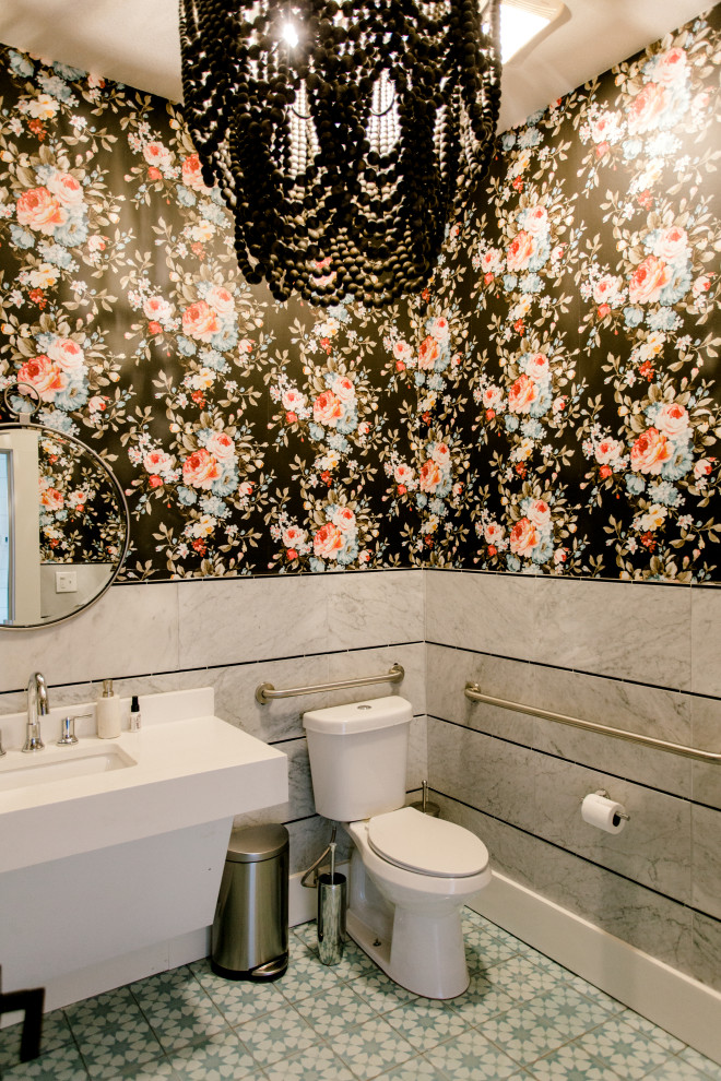 Mid-Century Gästetoilette mit Toilette mit Aufsatzspülkasten, grauen Fliesen, Keramikfliesen, schwarzer Wandfarbe, Wandwaschbecken, blauem Boden, weißer Waschtischplatte, schwebendem Waschtisch und Tapetenwänden in Dallas