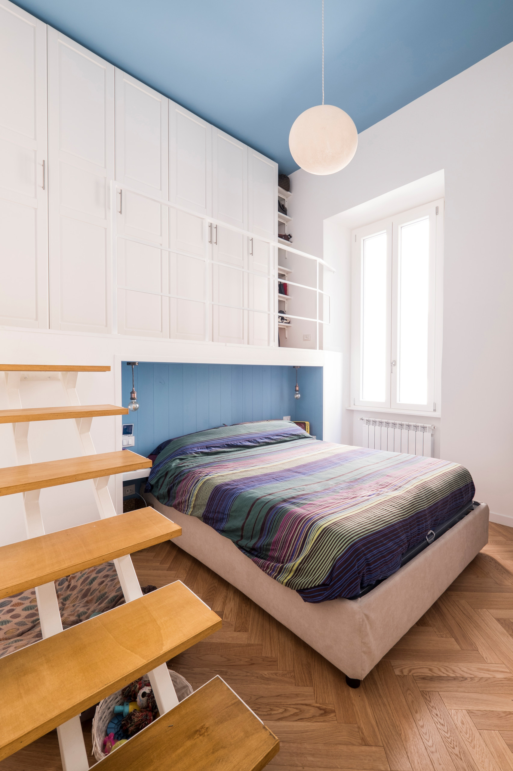 Camera da letto con parquet chiaro - Foto, Idee, Arredamento - Marzo 2024 |  Houzz IT