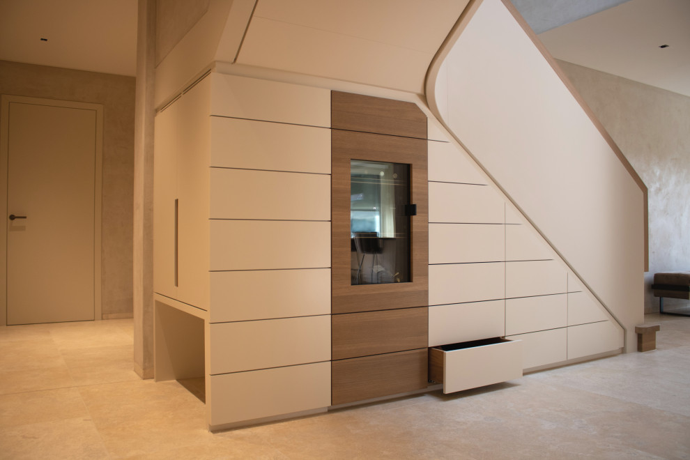 Esempio di un ampio ingresso o corridoio minimalista con pareti beige, pavimento in gres porcellanato, pavimento beige, soffitto in carta da parati e carta da parati