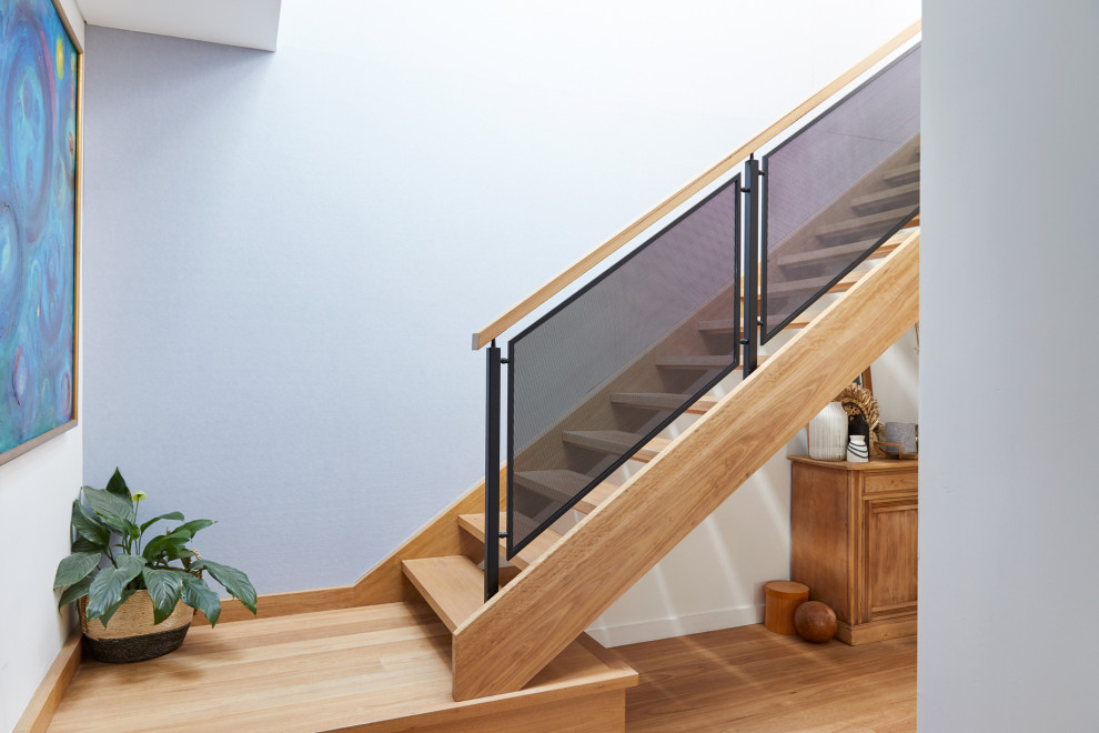 Идея дизайна: угловая лестница среднего размера в современном стиле с деревянными ступенями и деревянными перилами без подступенок
