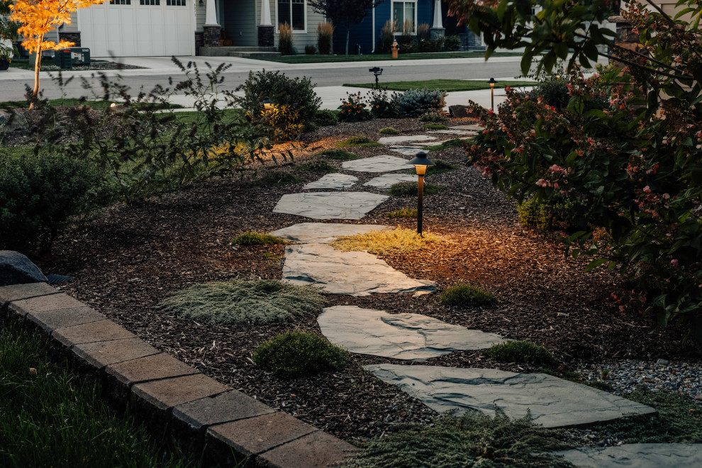 На фото: участок и сад среднего размера на переднем дворе в современном стиле с дорожками и покрытием из каменной брусчатки с