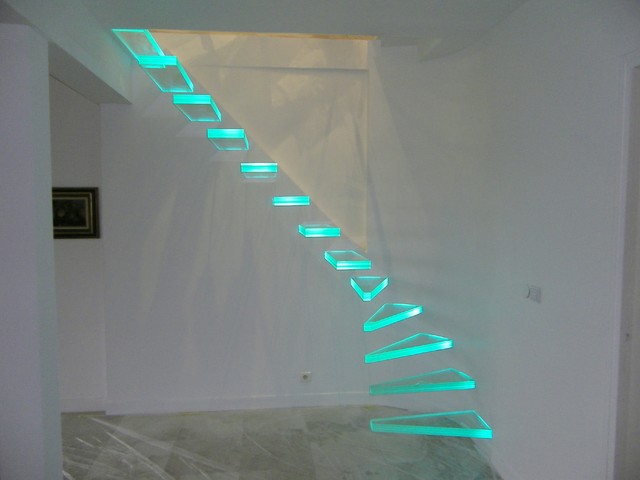 Лестница из стекла с подсветкой