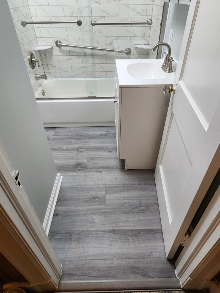 Kleines Modernes Badezimmer mit Schrankfronten mit vertiefter Füllung, grauen Schränken, grauen Fliesen, Quarzit-Waschtisch, weißer Waschtischplatte, Einzelwaschbecken und freistehendem Waschtisch in Baltimore
