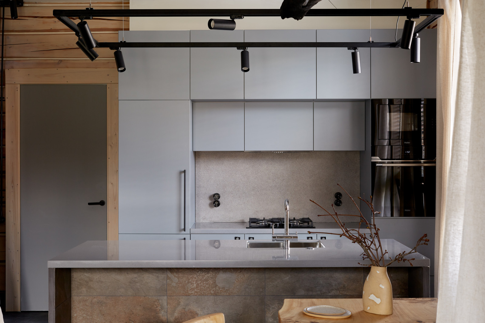 Кухня-гостиная с двухъярусной детской