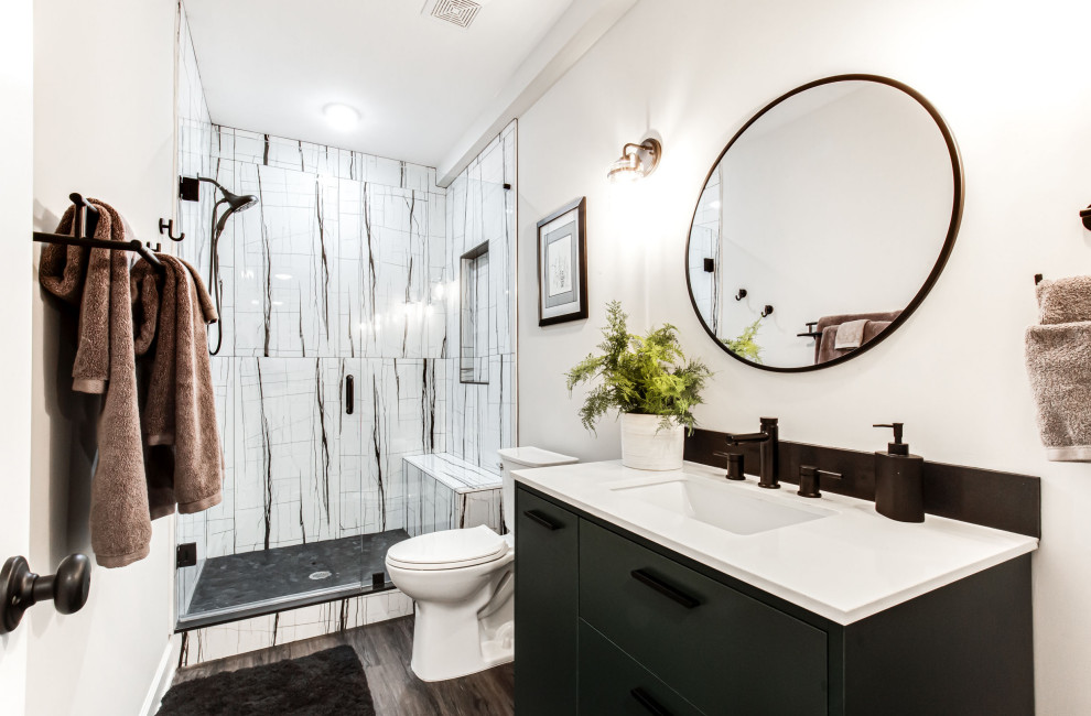 На фото: большая ванная комната в современном стиле с серыми стенами, полом из винила, серым полом и обоями на стенах с