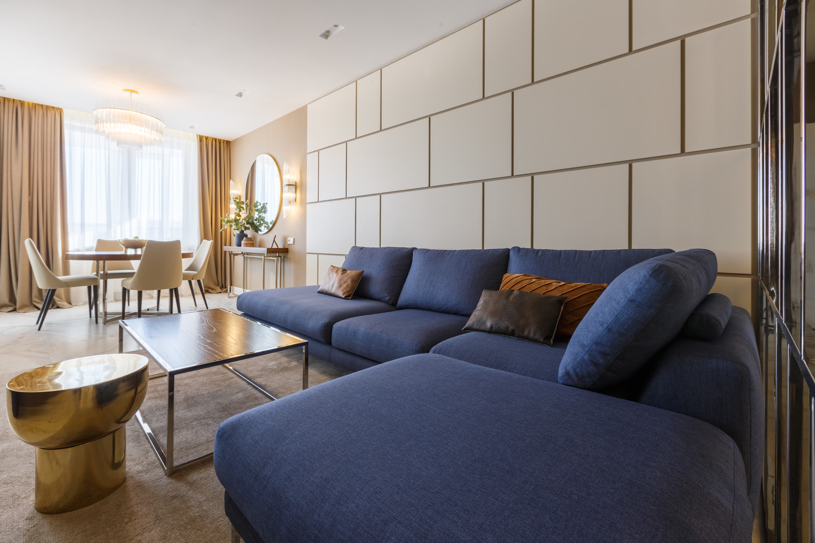 Квартира с радиусными панелями и глубокими цветами