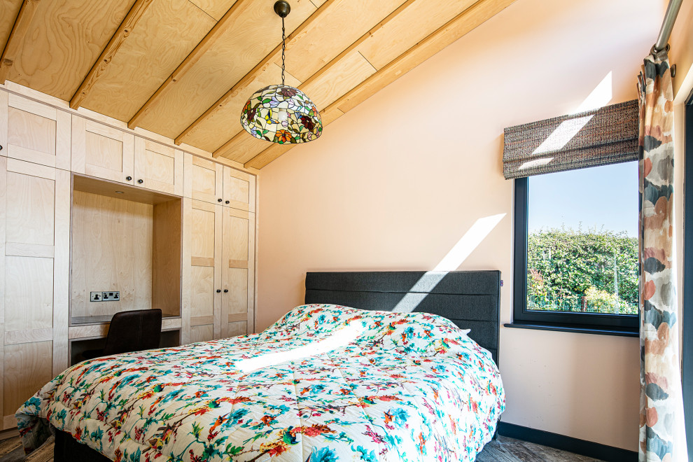 Свежая идея для дизайна: хозяйская спальня среднего размера: освещение в современном стиле с бежевыми стенами, полом из керамической плитки, коричневым полом и деревянным потолком - отличное фото интерьера