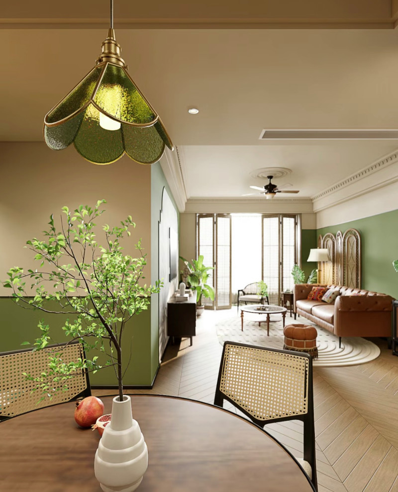 Réalisation d'une petite salle à manger ouverte sur la cuisine asiatique avec un mur vert, un sol en contreplaqué et un sol jaune.