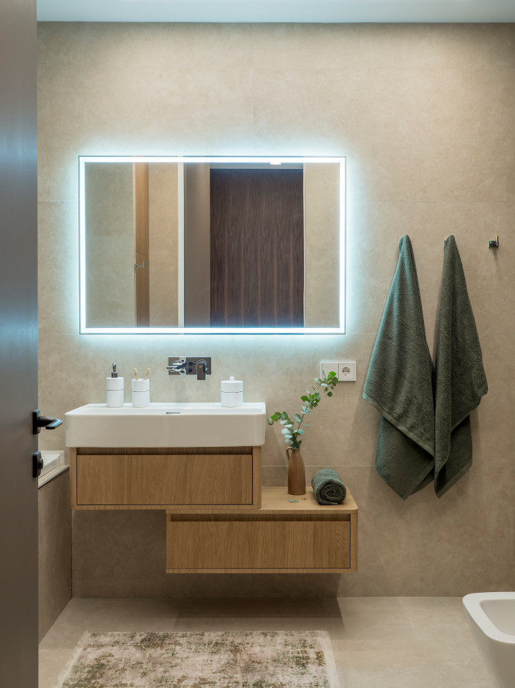 Modernes Duschbad mit flächenbündigen Schrankfronten und schwebendem Waschtisch in Sonstige
