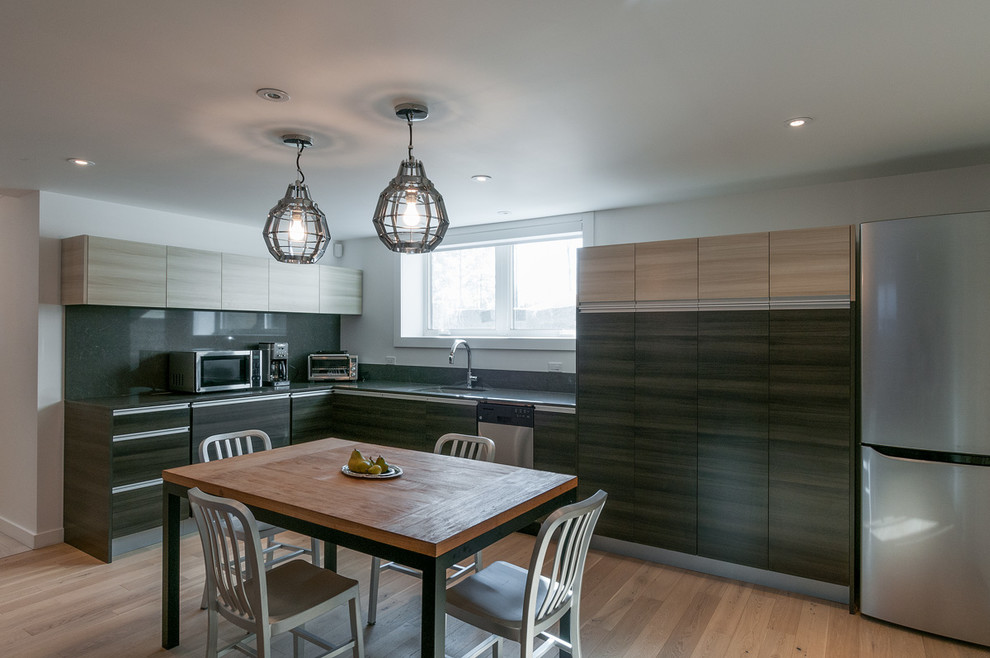 Example of a transitional home design design in Toronto
