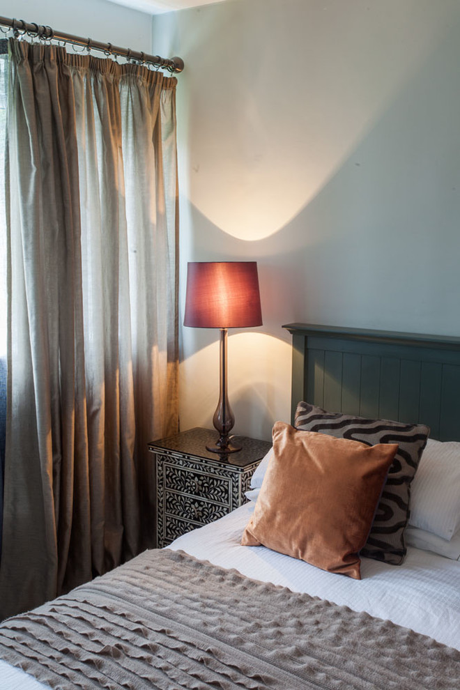 Источник вдохновения для домашнего уюта: спальня в стиле неоклассика (современная классика) с серыми стенами и ковровым покрытием
