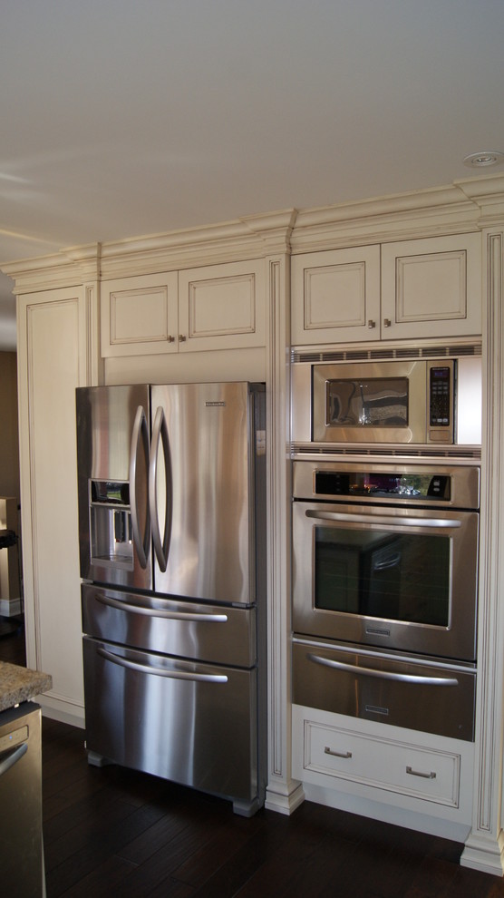 Transitional kitchen photo in Toronto