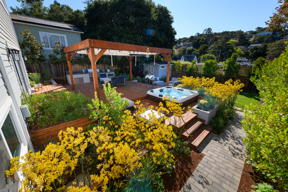 Immagine di un giardino chic di medie dimensioni e dietro casa con pedane
